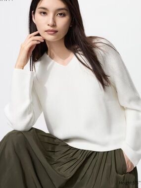 Uniqlo 3D KNIT COTTON RELAXED V NECK SWEATER Off White Cotton